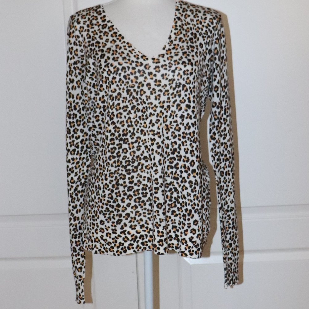 Equipment Femme Leopard Print V Neck Silk Sweater Size Medium
